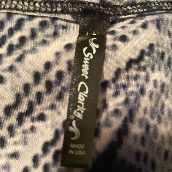 Sweet Clarity shark tail corners top Pit to pit 21” shades of navy, white, gray - Picture 2 of 4